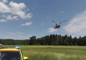 Záchranářský vrtulník se z lomu na Domažlicku vracel prázdný, motorkář pád nepřežil. (Ilustrační foto)