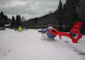 Dva vrtulníky záchranářů ve čtvrtek odpoledne přistály v Karlově na jednom místě kvůli dvěma vážným úrazům.