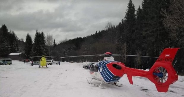 Dva vrtulníky záchranářů ve čtvrtek odpoledne přistály v Karlově na jednom místě kvůli dvěma vážným úrazům.