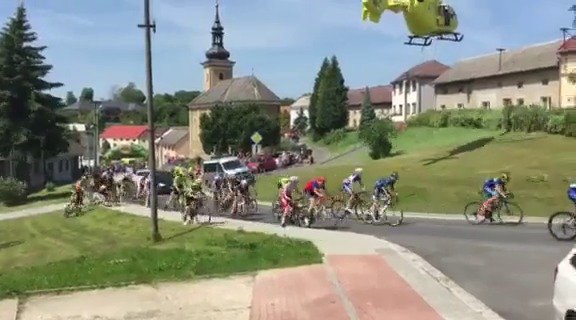 Záchranářský vrtulník sfouknul cyklisty při závodě: Chyba pořadatelů, vykřikují lidé. Jiní nadávají na pilota.