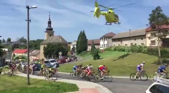 Záchranářský vrtulník sfouknul cyklisty při závodě: Chyba pořadatelů, vykřikují lidé. Jiní nadávají na pilota.