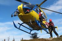 Vrtulník se v Beskydech nedostal ke zkolabovanému: Seniorovi nepomohla ani dlouhá resuscitace