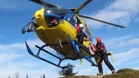 Vrtulník musel pro zraněného horolezce do těžko přístupných míst. (ilustrační foto)
