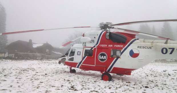 Vrtulník se zraněným nemohl kvůli mlze odletět.