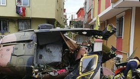 V Istanbulu se dnes do obytné čtvrti zřítil vrtulník turecké armády, zahynuli čtyři vojáci a další voják utrpěl vážná zranění