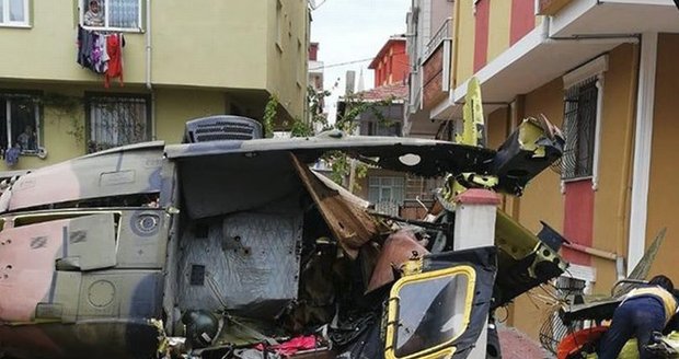 Vojenský vrtulník se zřítil do obytné čtvrti: Nejméně čtyři mrtví