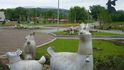 Vše v jednom parku – Donbas Arena, obří socha partyzána a podivné zvířecí figurky.