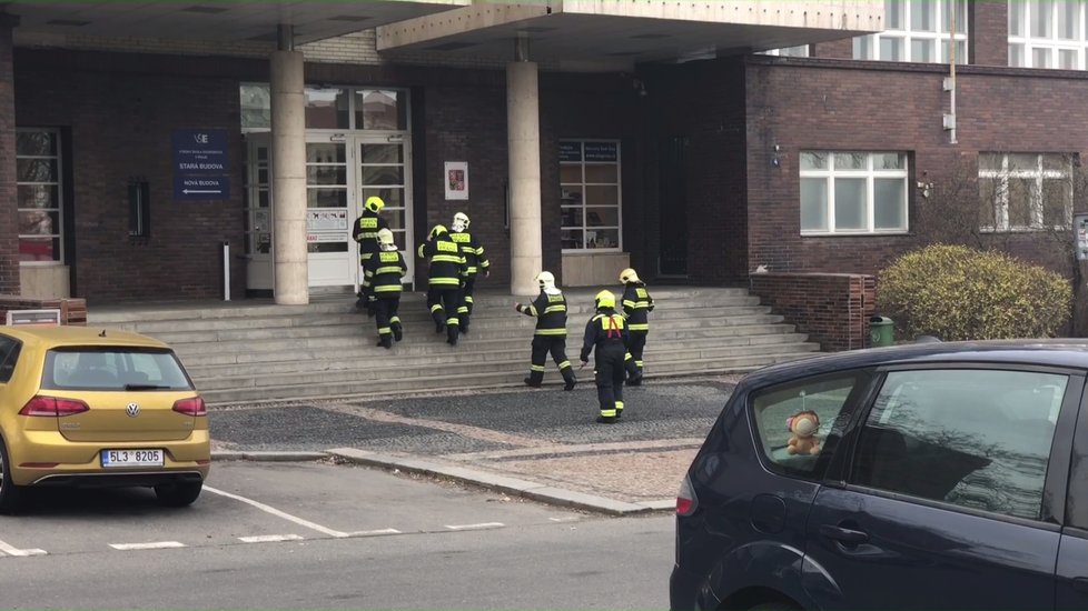 Vysokou školu ekonomickou na pražském Žižkově evakuují kvůli nahlášené bombě.