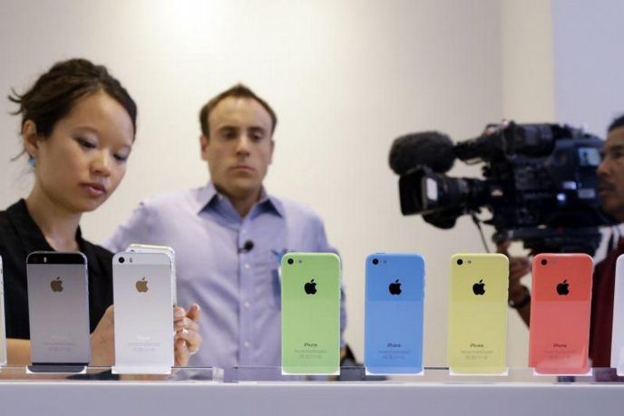 Všechny barevné varianty telefonů iPhone 5S a iPhone 5C