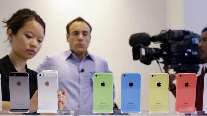 Všechny barevné varianty telefonů iPhone 5S a iPhone 5C