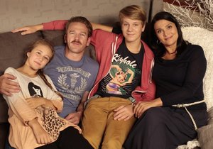 Mahulena Bočanová se svou seriálovou rodinou.