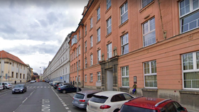 Před Všeobecnou fakultní nemocnicí v Praze začnou opravovat silnice a chodníky. 