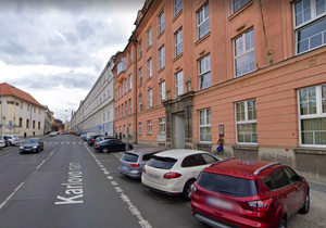 Před Všeobecnou fakultní nemocnicí v Praze začnou opravovat silnice a chodníky. 