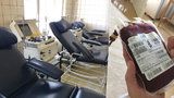Nedostatek krve v Praze: Nemocnicím scházejí dárci, musí za nimi dojíždět