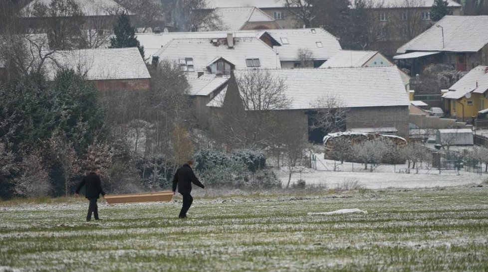 Ve Všeradicích bylo nalezeno na poli tělo 66letého pejskaře.