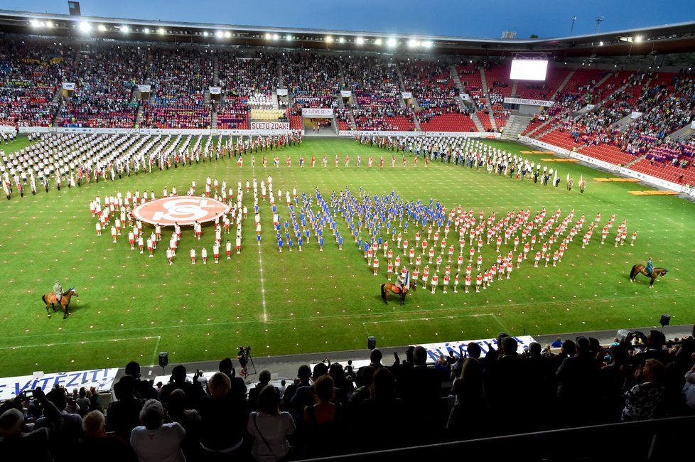 15 tisíc sokolů se účastnilo hromadných skladeb v Eden areně.