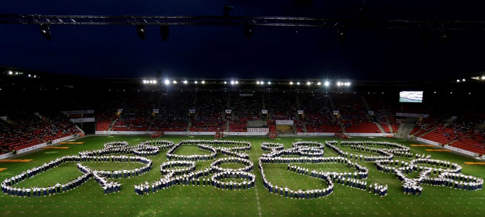 15 tisíc sokolů se účastnilo hromadných skladeb v Eden areně.