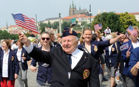 Sokolové v krojích pochodují Prahou.