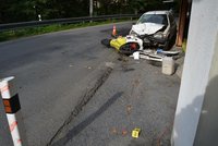 Motorkář vletěl do odstaveného peugeotu a zemřel: Policie hledá svědky