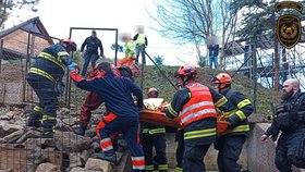 Muž ve Vsetíně spadl při práci z lešení do koryta říčky. (9. března 2024)