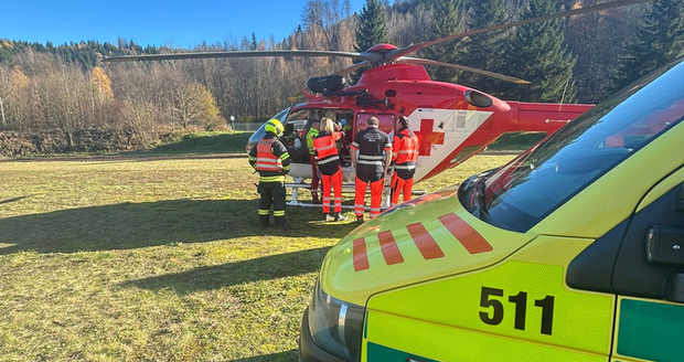 Letecká záchrana muže po pádu ze střechy ve Vsetíně