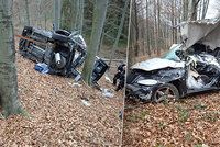 Fotky, z kterých mrazí: Osobák na Vsetínsku sjel ze silnice, řidič zemřel