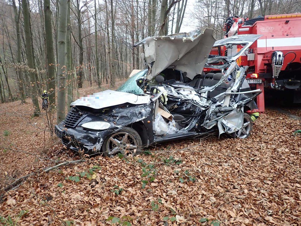 Tragická nehoda na Vsetínsku. Poničený vůz patřil hokejistovi Michalu Šafaříkovi