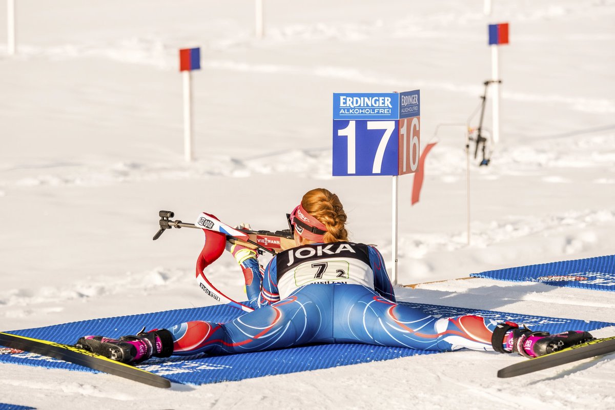 Gabriela Koukalová při střelbě vleže v závodě smíšených štafet na MS