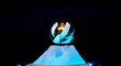 Uhasínající olympijský oheň při závěrečném ceremoniálu Her v Tokiu