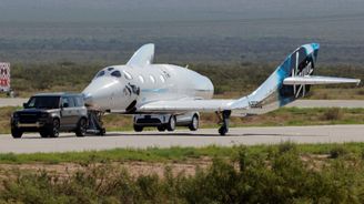 Raketoplán Virgin Galactic zvládl svůj první let do vesmíru s Bransonem na palubě