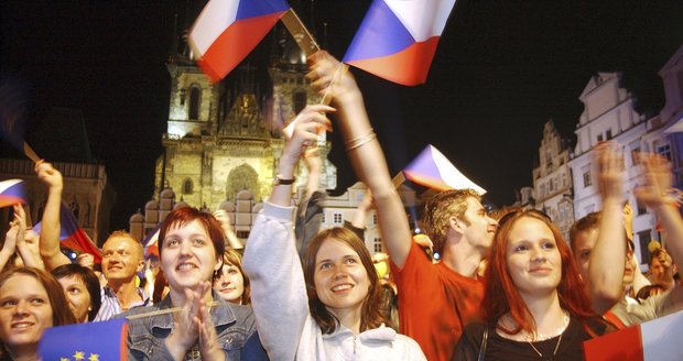 Čechům na EU vadí „vlezlost“ i slabost, senioři odmítají euro, ukázal průzkum