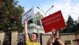„Putine, Královec je náš!“ Před ruskou ambasádou v Praze požadovali recesisté připojení Kaliningradu