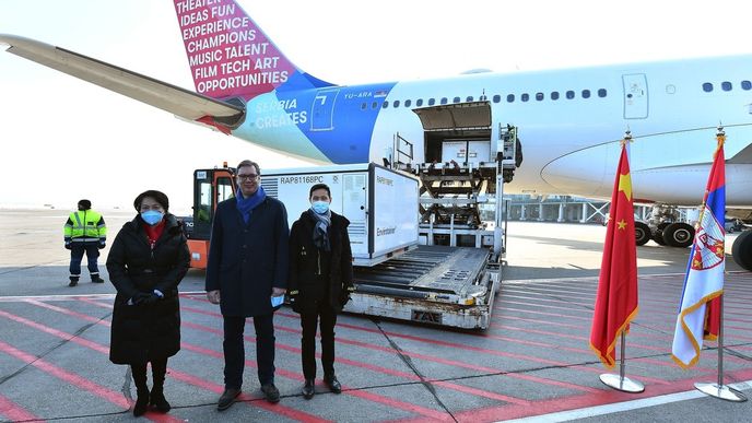 Srbský prezident Aleksandar Vućić jel osobně přivítat čínské vakcíny na bělehradské letiště.