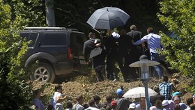 Srbský premiér Aleksandar Vučić opustil pietní ceremonii k dvacátému výročí srebrenického masakru. Dav po něm házel kamení.