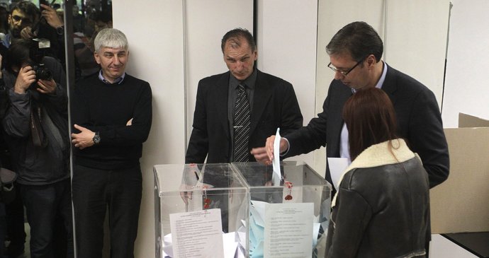 Předčasné parlamentní a místní volby v Srbsku podle očekávání vyhrála strana premiéra Vučiče.