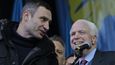 Vůdce ukrajinské opozice Vitalij Kličko s americkým senátorem Johnem McCainem