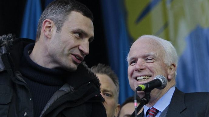 Vůdce ukrajinské strany Udar Vitalij Kličko (vlevo) s americkým senátorem Johnem McCainem