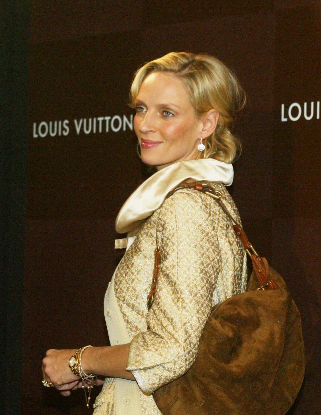 Herečka Uma Thurman ví, jak svůj outfit podtrhnout. Zde sáhla po kvalitní luxusní kabelce Louis Vuitton.