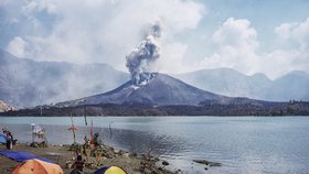 Vulkán Rinjani chrlí popel.