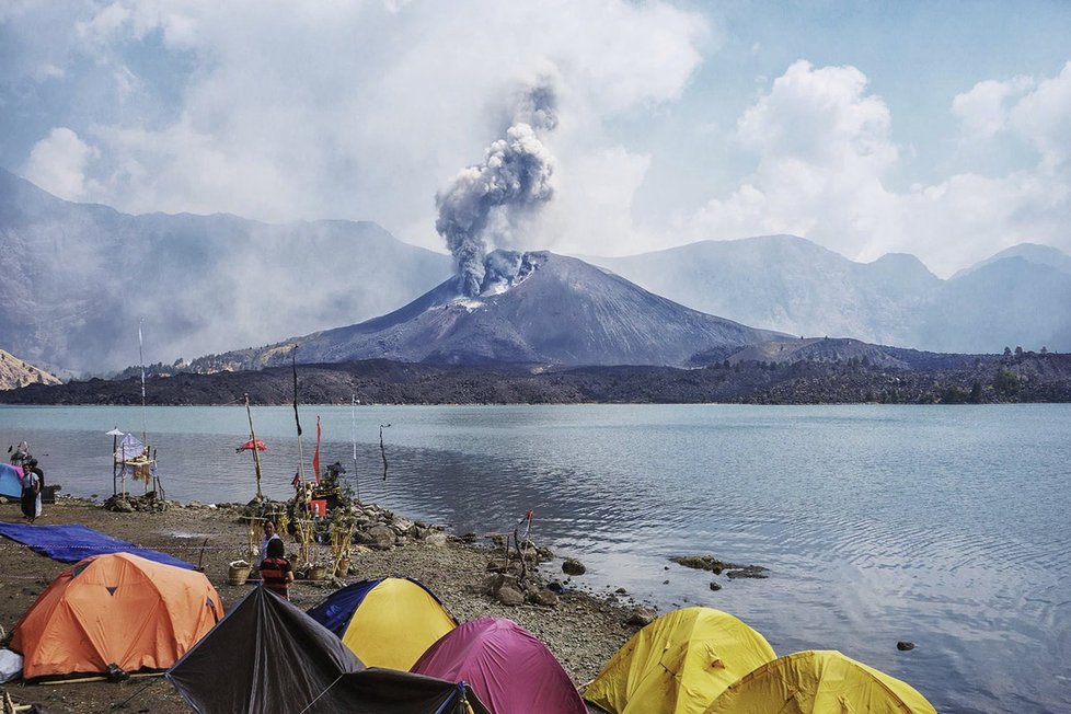 Vulkán Rinjani chrlí popel.