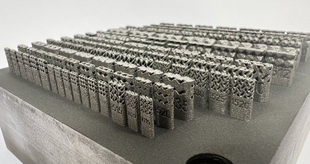 Implantes fabricados mediante impresión 3D de metal por científicos de BUT Brno. Se imprimen directamente a medida de cada paciente. Implantes fabricados mediante impresión 3D de metal por científicos de BUT Brno. Se imprimen directamente a medida de cada paciente.