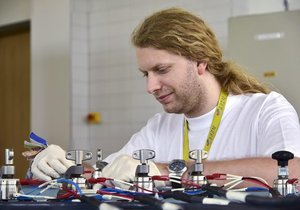 Brněnský výzkumník Tomáš Kazda vynalezl lithio-sírnou baterii, může mít až pětinásobnou kapacitu vůči současným lithio-iontovým.