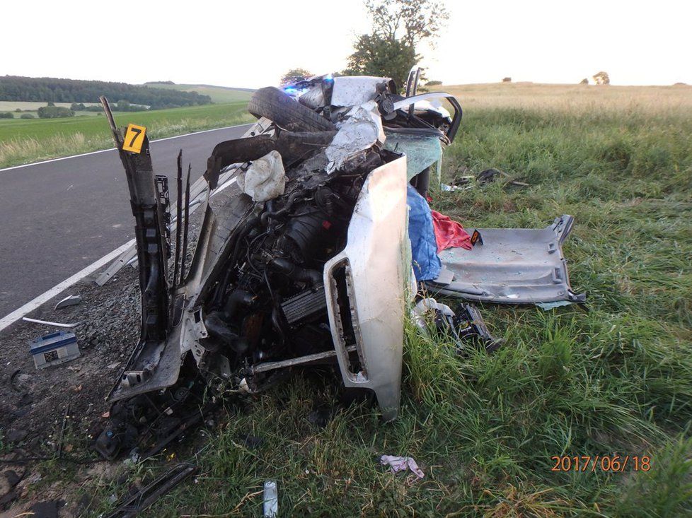 Při nehodě vozu, který řídil opilý exkomunista Václav Šampalík, zemřel spolujezdec.