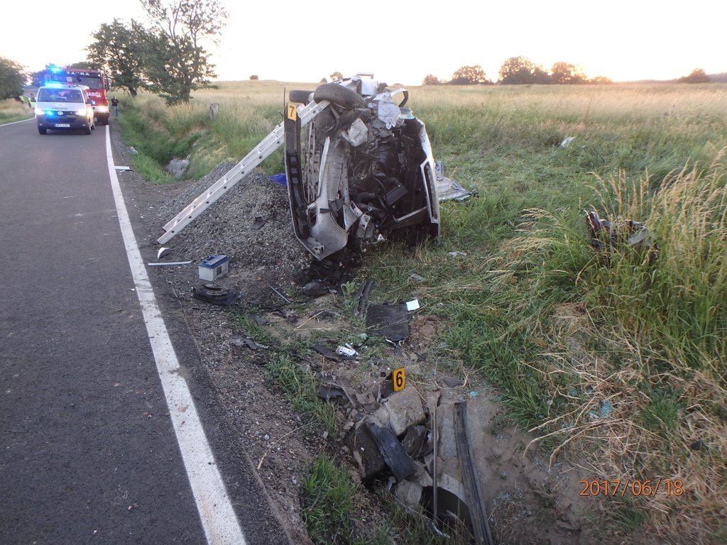 Při nehodě vozu, který řídil opilý exkomunista Václav Šampalík, zemřel spolujezdec.