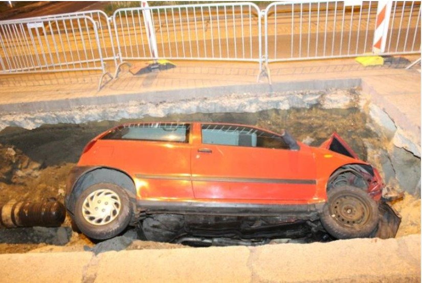 Fiat zůstal na boku a pasažéry museli z vozu dostat záchranáři.