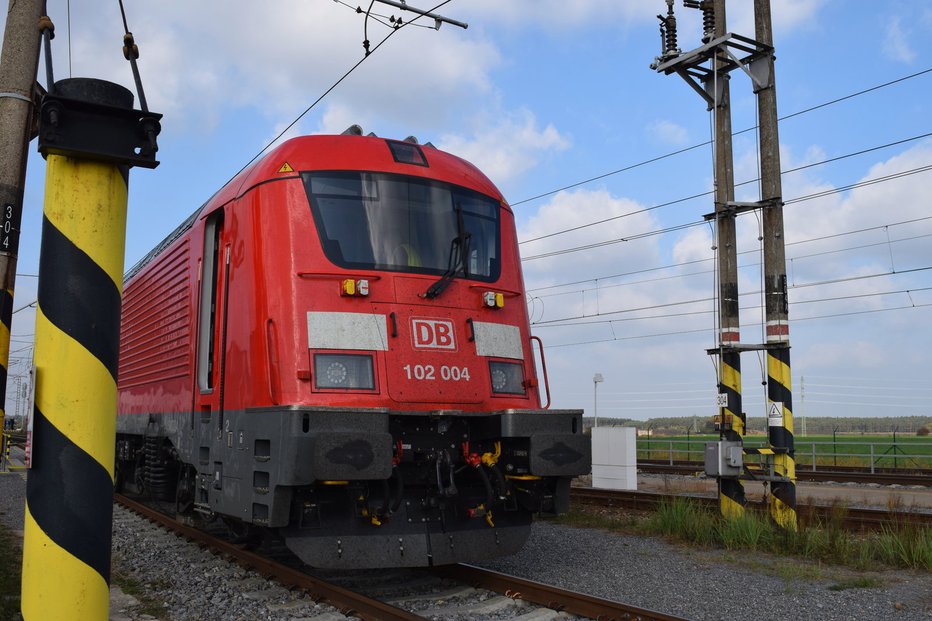 Červená barva Deutsche Bahn škodováckým lokomotivám sluší.