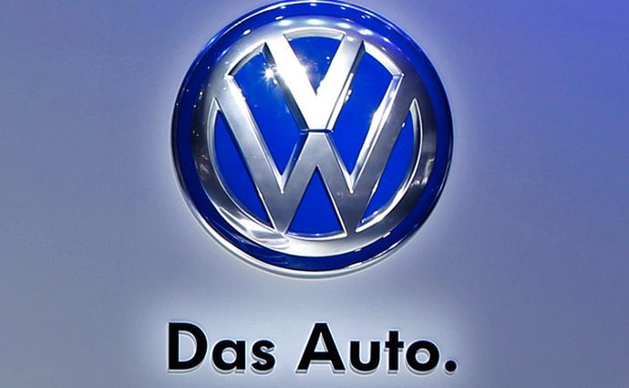 Akcie VW po skandálu s emisemi padají o 20 procent