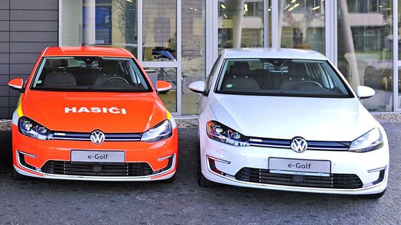 VW podporuje elektromobilitu i u nás. Zdarma půjčí 50 elektrických Golfů. Ale komu?