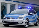 Elektrický VW Golf v modré a stříbrné: Eins, zwei, e-Polizei