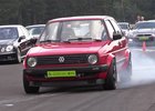 Volkswagen Golf zničí všechno, co se mu postaví do cesty. Podívejte se na video!